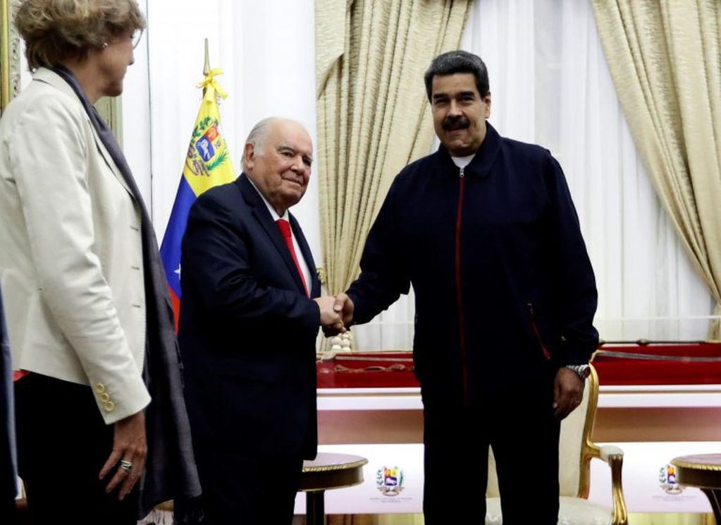 El presidente de Venezuela, Nicolás Maduro, recibe en julio de 2019 al asesor especial de la UE para Venezuela, Enrique Iglesias, como parte de las iniciativas del bloque europeo para destrabar el conflicto político en el país caribeño. Crédito: EFE/Rayner Peña.