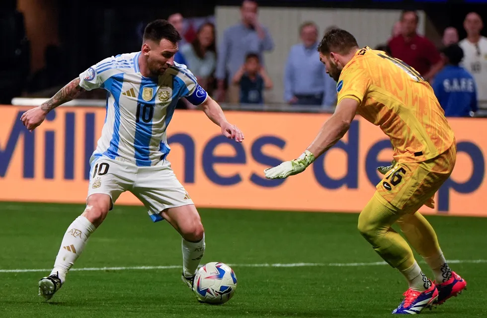 Increíble. Lionel Messi tuvo dos muy claras para la Selección, que no terminaron en gol (AP).