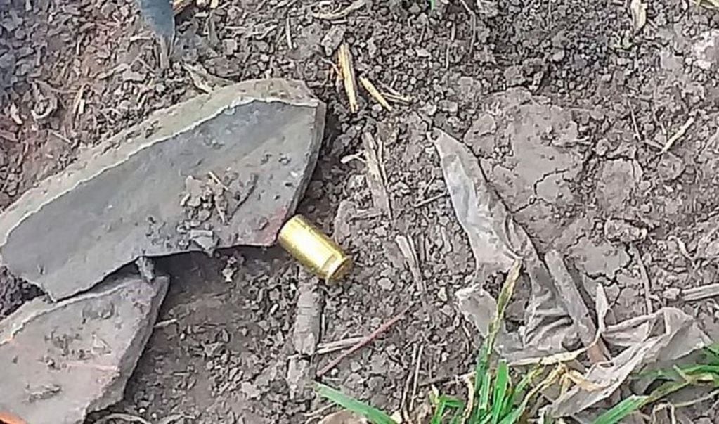 Uno de los 30 casquillos de bala que fueron encontrados en la zona.