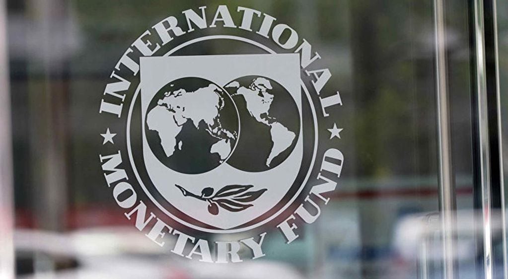 Las lentas negociaciones con el FMI son uno de los factores que elevan el riesgo país en la Argentina. (AP)
