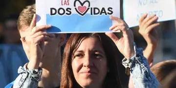 Apoyo. El médico rionegrino Rodríguez Lastra fue aplaudido en la manifestación. Marcelo Rolland / Los Andes