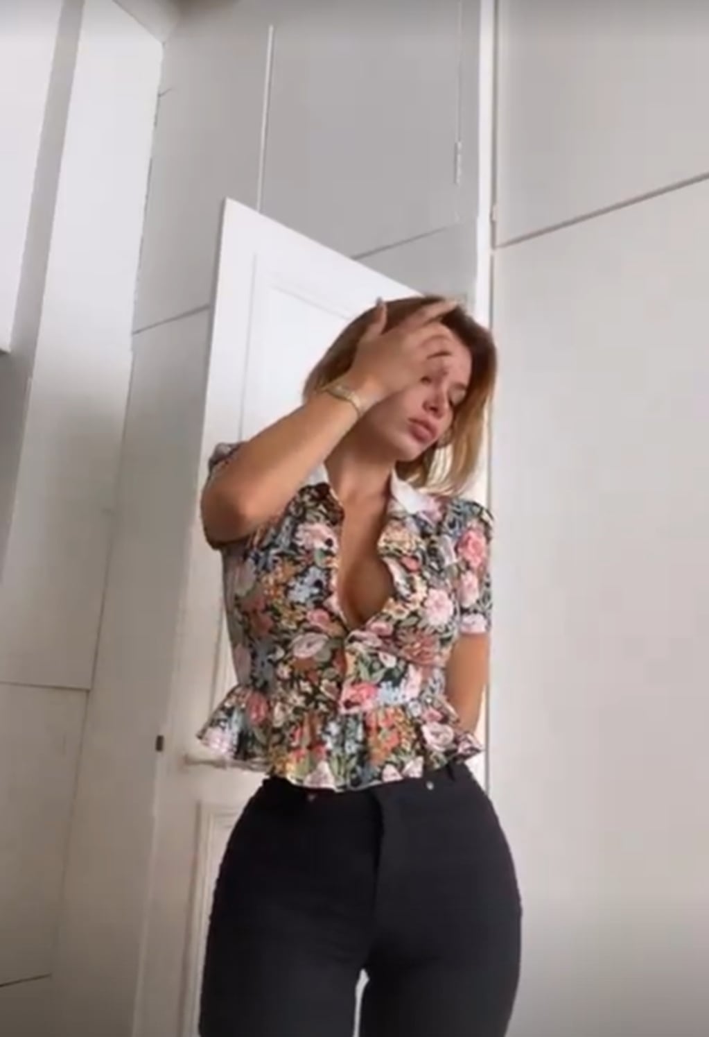 En jean tiro alto y camisa desabotonada, Lana Rhoades exclamó: “Me derretís”.