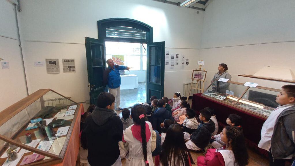 Escuelas de Tres Arroyos visitan la muestra “Malvinas es porque está”
