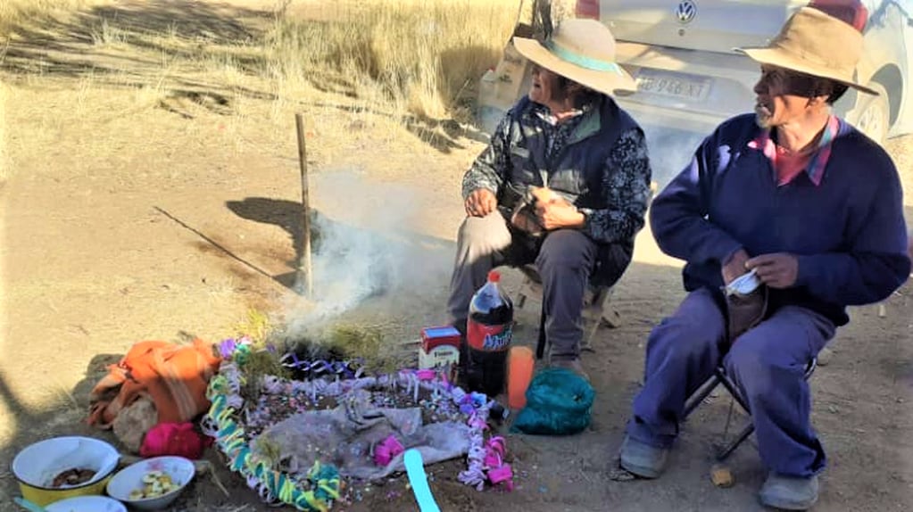 En un alejado rincón de la Puna jujeña, una pareja de ancianos realiza los rituales en honor a la Pachamama.