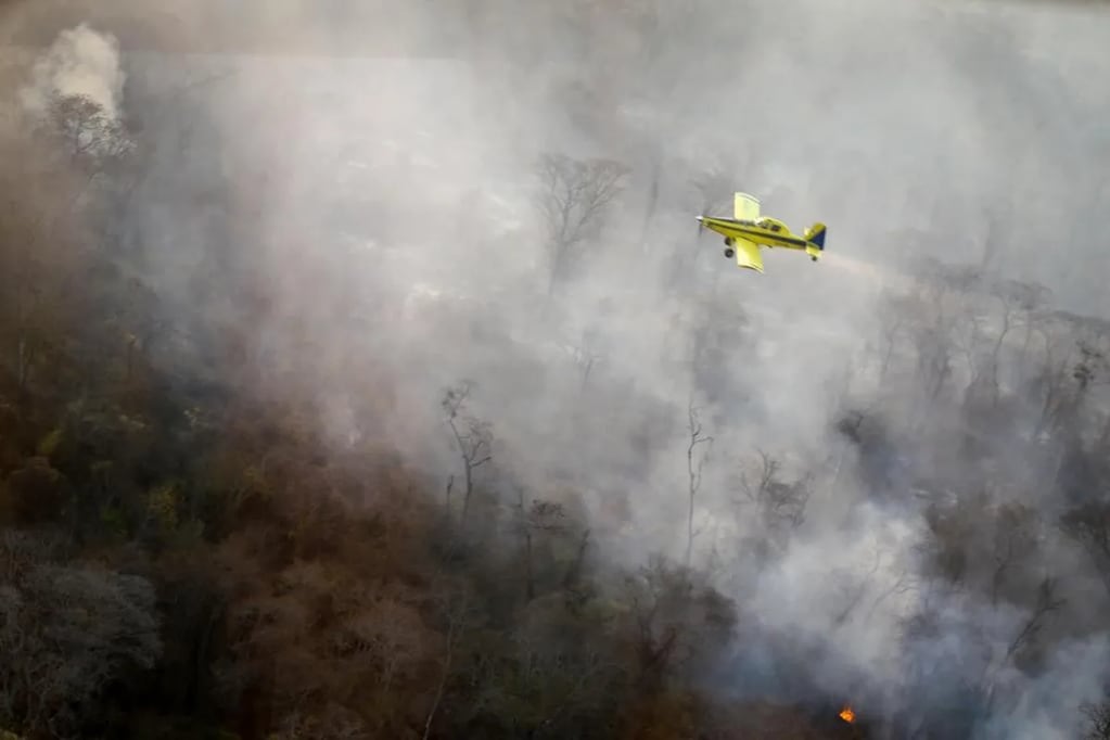 Dos aviones hidrantes combatiendo los incendios en Jujuy.
