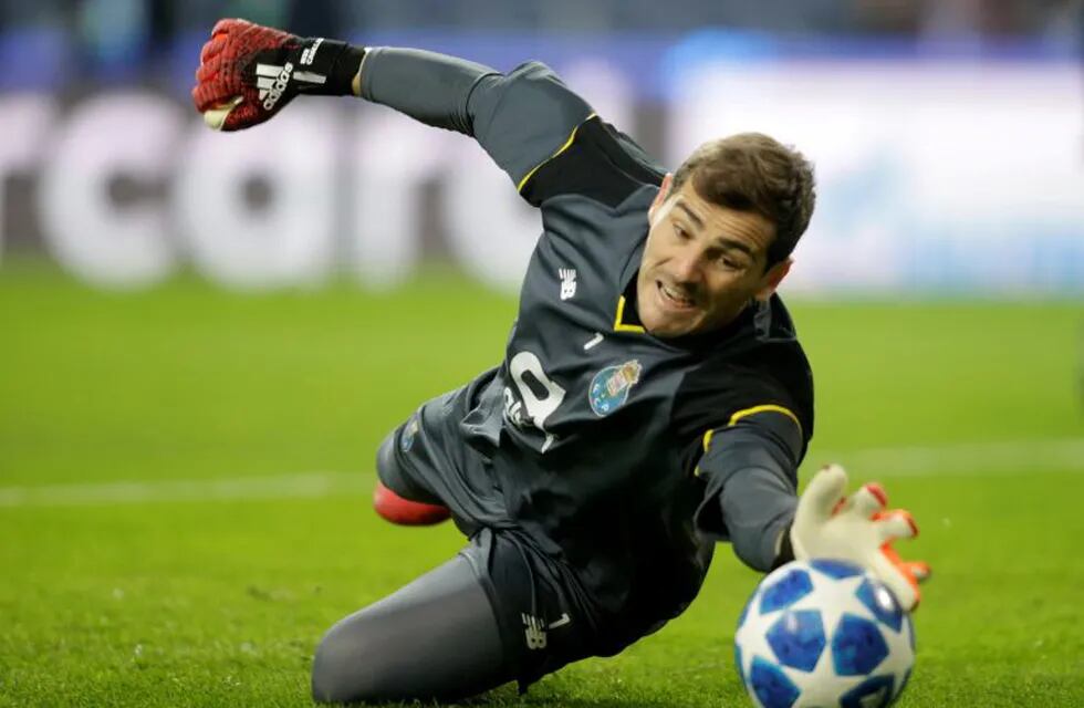 FILE PHOTO: Soccer Football - Champions League - Group Stage - Group D - FC Porto v Schalke 04 - Estadio do Dragao, Porto, Portugal - November 28, 2018  FC Porto's Iker Casillas during the warm up before the match  REUTERS/Miguel Vidal/File Photo