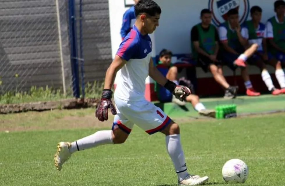 Alejo Rodríguez, con 17 años debutará en el arco de Rosario Puerto Belgrano.