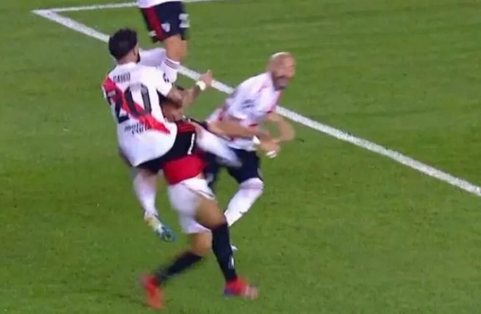 Milton Casco cometió un claro penal, que el árbitro Nicolás Lamolina no cobró (Foto: captura)