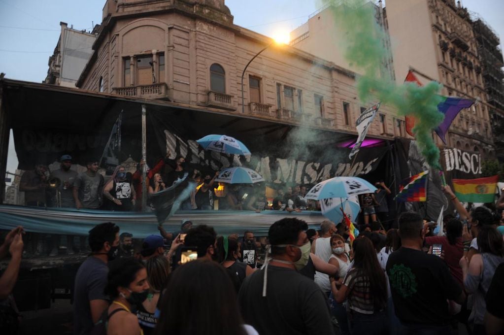 Organizaciones políticas, movimientos sociales y sindicatos se manifestaron esta tarde frente al Congreso Nacional para celebrar el Día de la Militancia Peronista. (Foto: Federico López Claro)