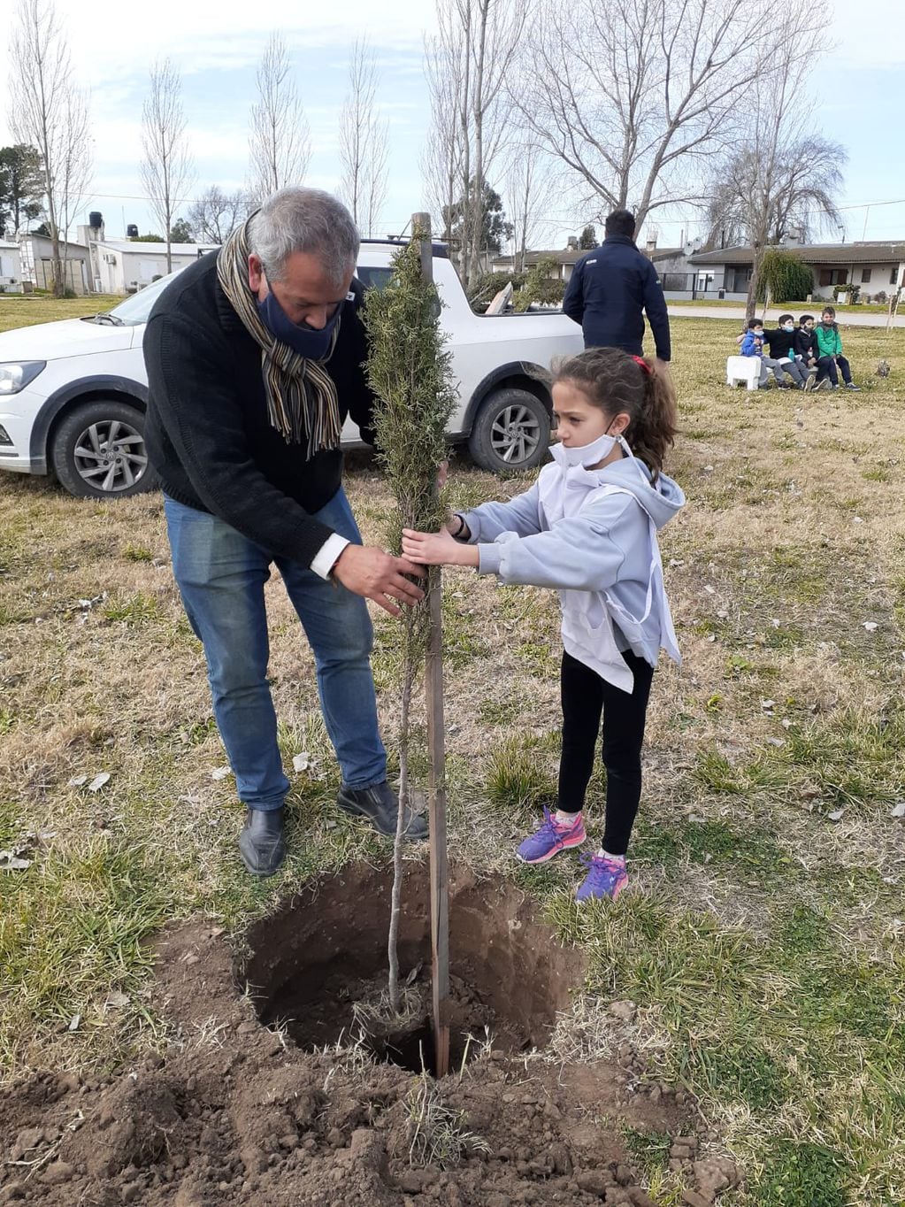 Niños de la Escuela Nº 17 de Orense plantaron pinos