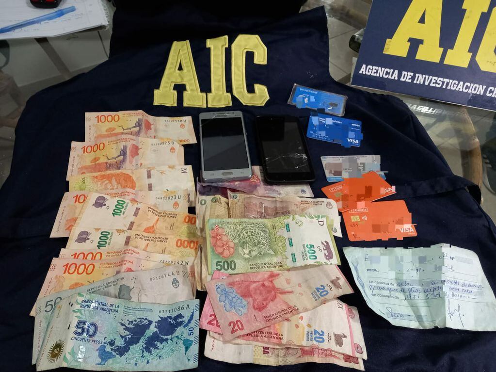 La AIC encontró una pequeña suma de dinero en efectivo y tres celulares.