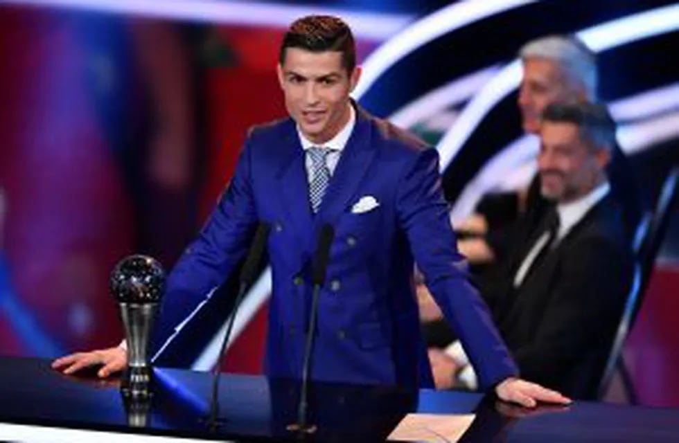Cristiano Ronaldo, premio The Best al mejor futbolista de la FIFA 2016. / AFP PHOTO / Fabrice COFFRINI