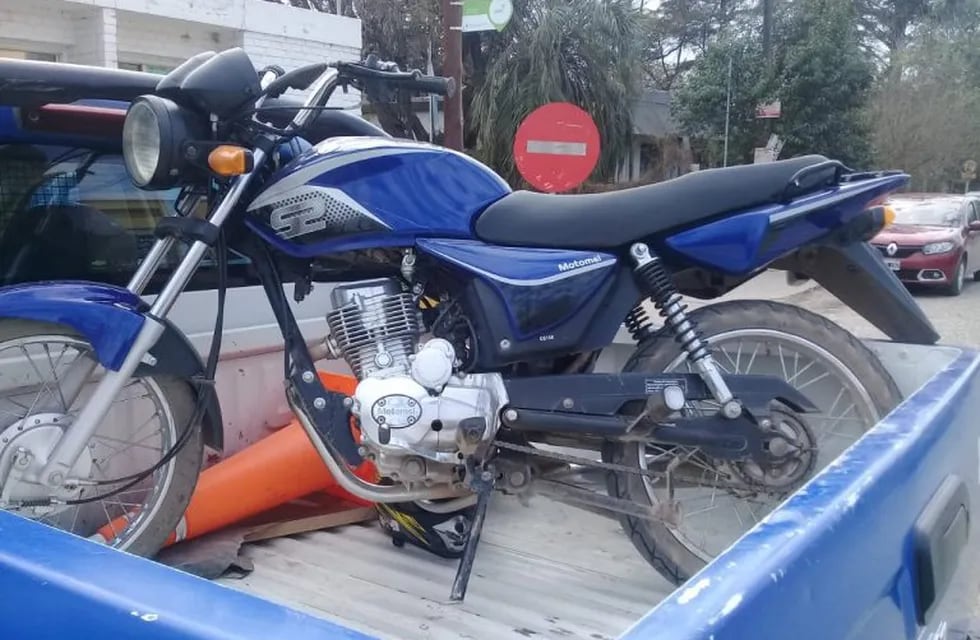 Anisacate: Un motociclista pasó línea amarilla, increpó a un Policía y armó un escándalo en la sede policial