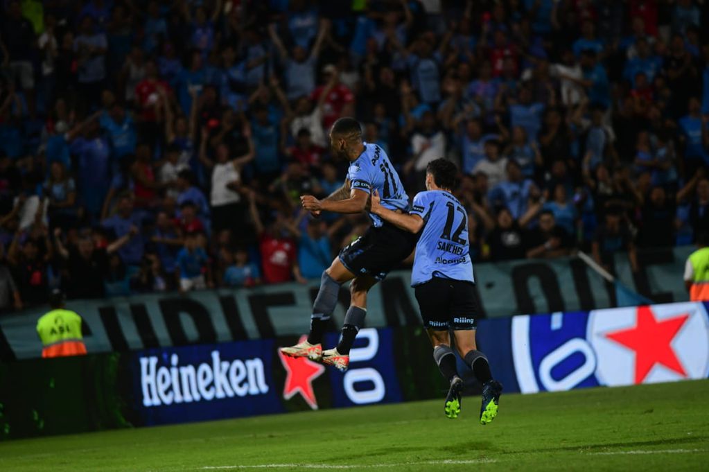 Bryan Reyna festeja su gol en Belgrano ante Sarmiento, para el 3-1 parcial del partido que se jugó en el Gigante de Alberdi por la sexta fecha de la Copa de la Liga Profesional. (Javier Ferreyra / La Voz)