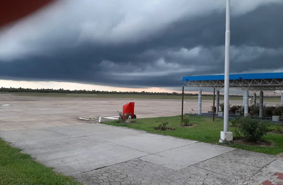 Frente de tormenta en el aeropuerto El Pucú de la ciudad de Formosa
