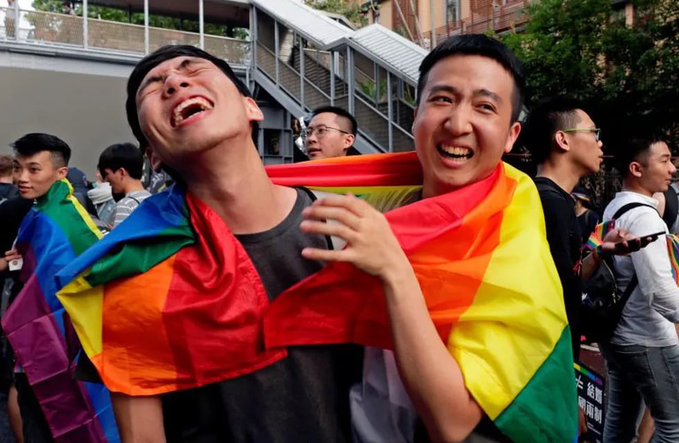 Integrantes del colectivo homosexual se concentran a las puertas del Parlamento durante el debate sobre la legalización del matrimonio de personas del mismo sexo, este viernes en Taipei (Taiwán) (EFE)
