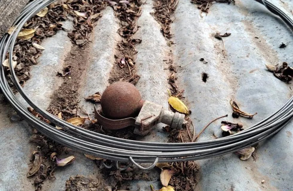 La granada que encontraron en el techo de una vivienda en Rafaela