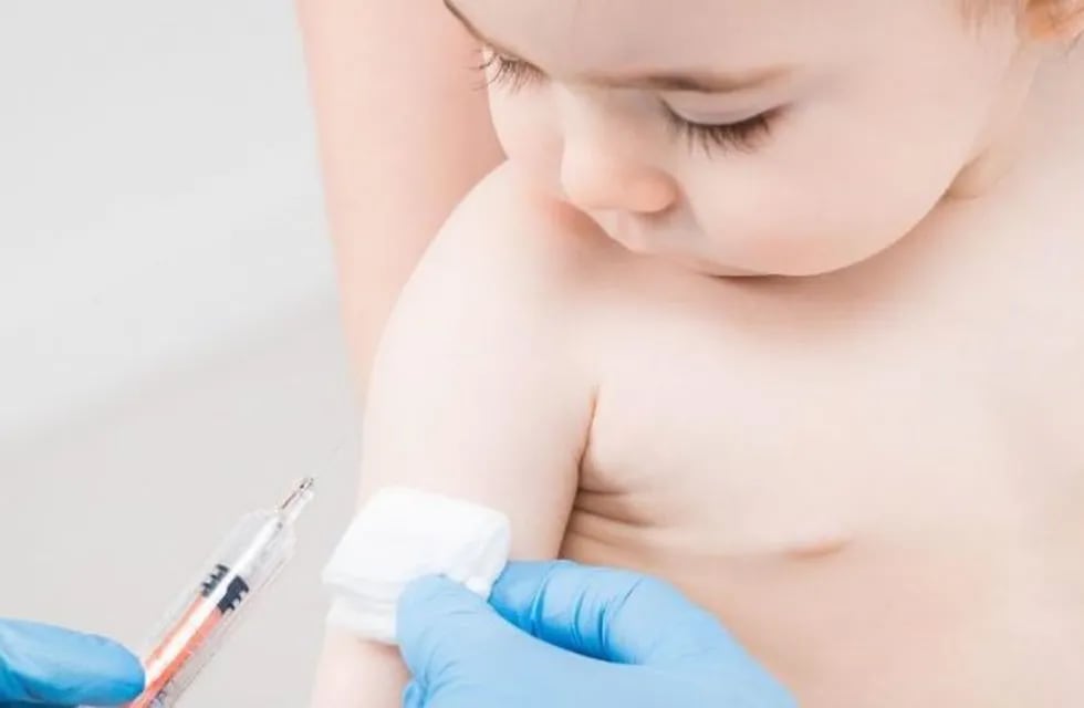 Un nene con gripe murió porque su mamá lo trató con medicina alternativa por consejo de un grupo “antivacunas\