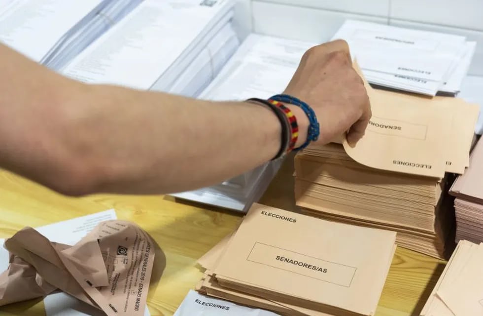 A voter takes a voting envelope at a polling station during general elections in Madrid, Spain, on Sunday, April 28, 2019. Spanish voters deliver their verdict Sunday on whether Socialist Prime Minister Pedro Sanchez should form a new government after the collapse of his administration less than a year after he took power. Photographer: Angel Garcia/Bloomberg
