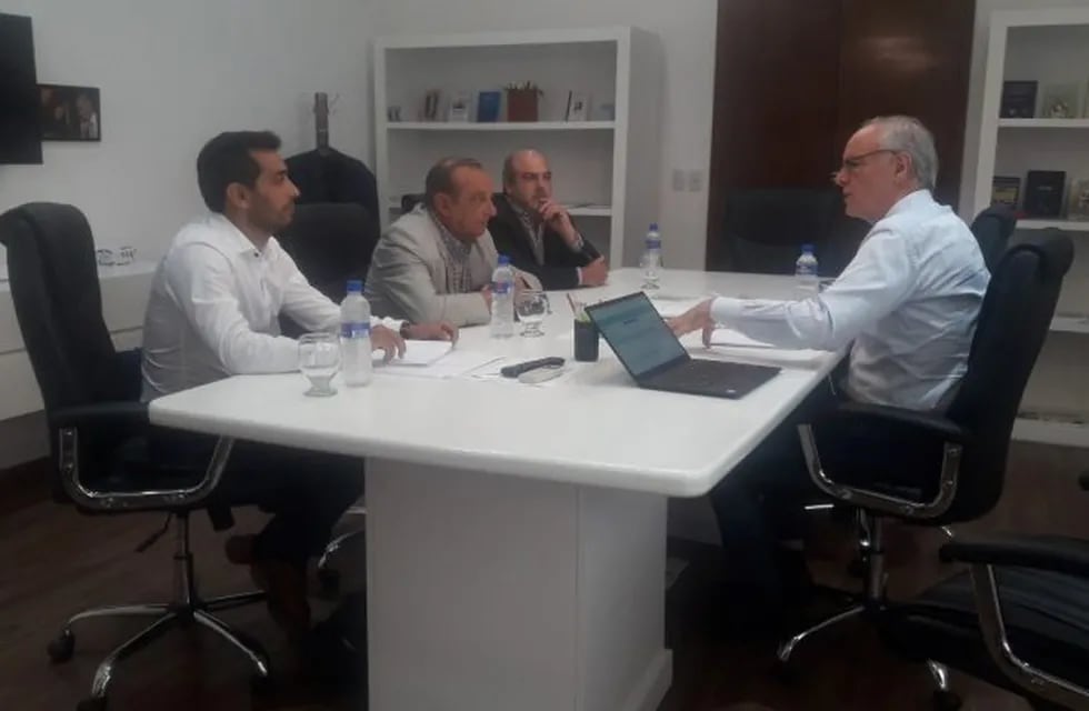 Sánchez y funcionarios municipales, en La Plata con el ministro de Salud provincial, Daniel Gollan