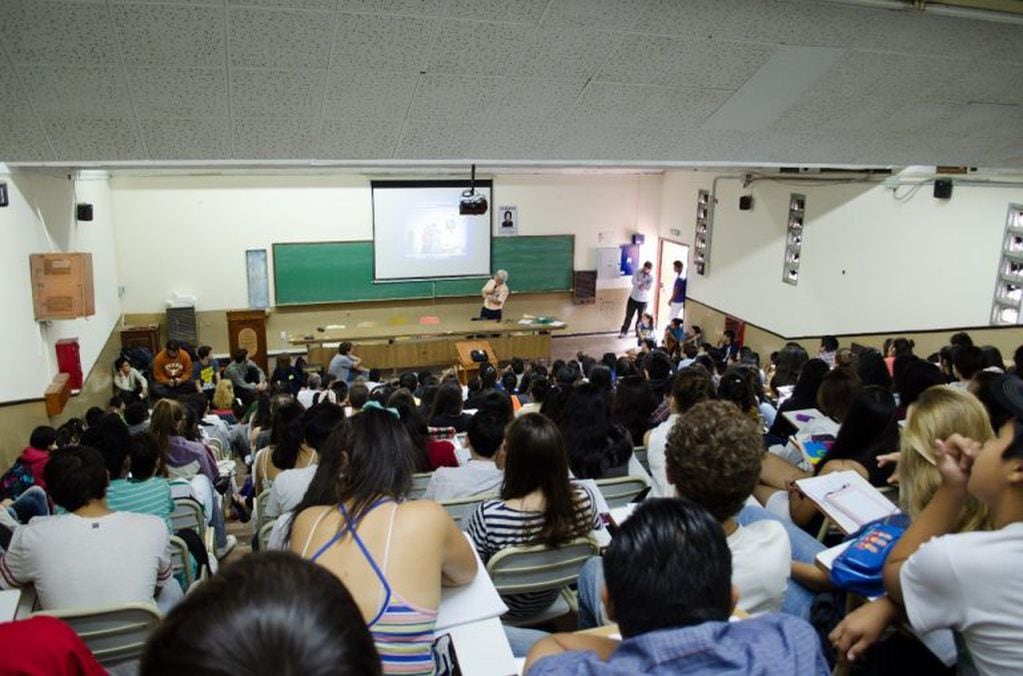 El Gobierno autorizó el regreso de las clases presenciales en las universidades. (Clarín)