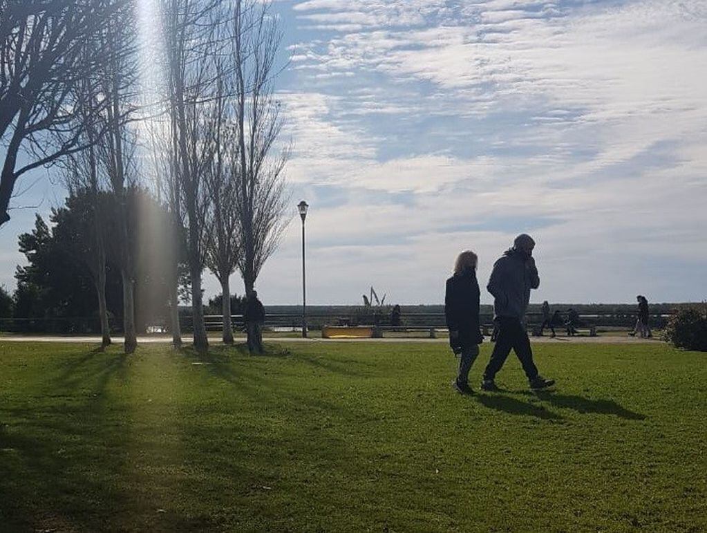 Desde el Municipio de  Rosario anunciaron que no están prohibiendo os pic nics en los parques en tiempos de coronavirus. (Vía Rosario)