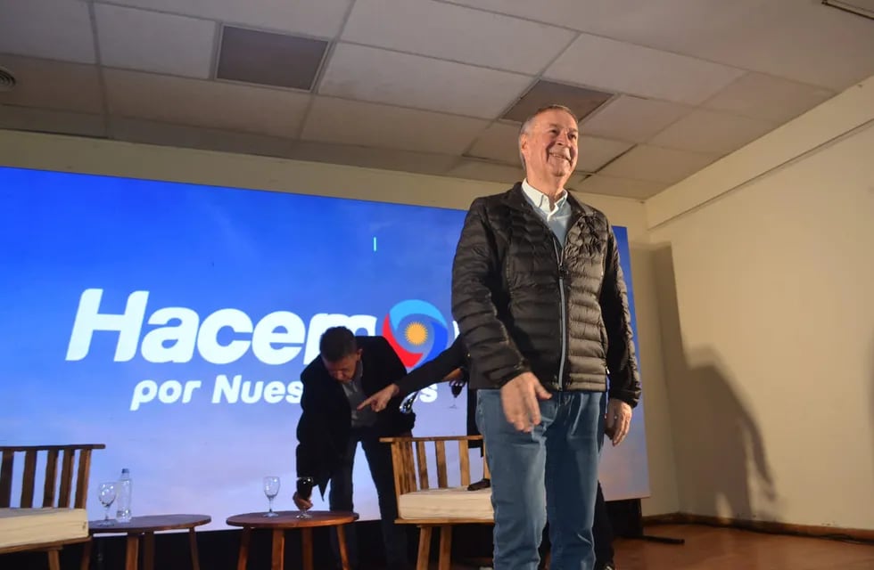 Juan Schiaretti, en Río Tercero y de recorrida como candidato presidencial.