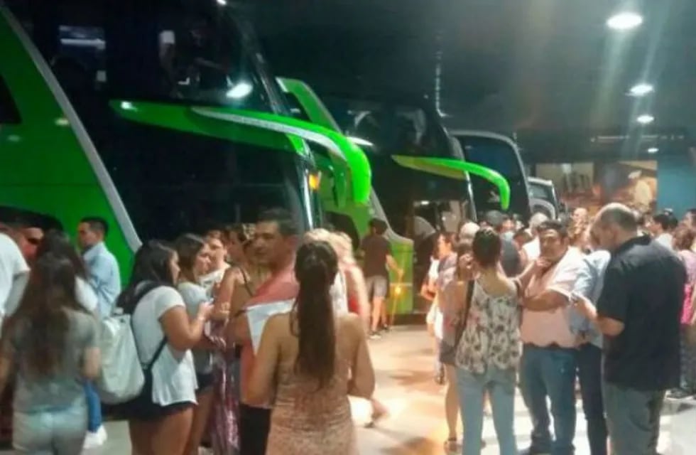 Chicos varados en la terminal de ómnibus de Córdoba