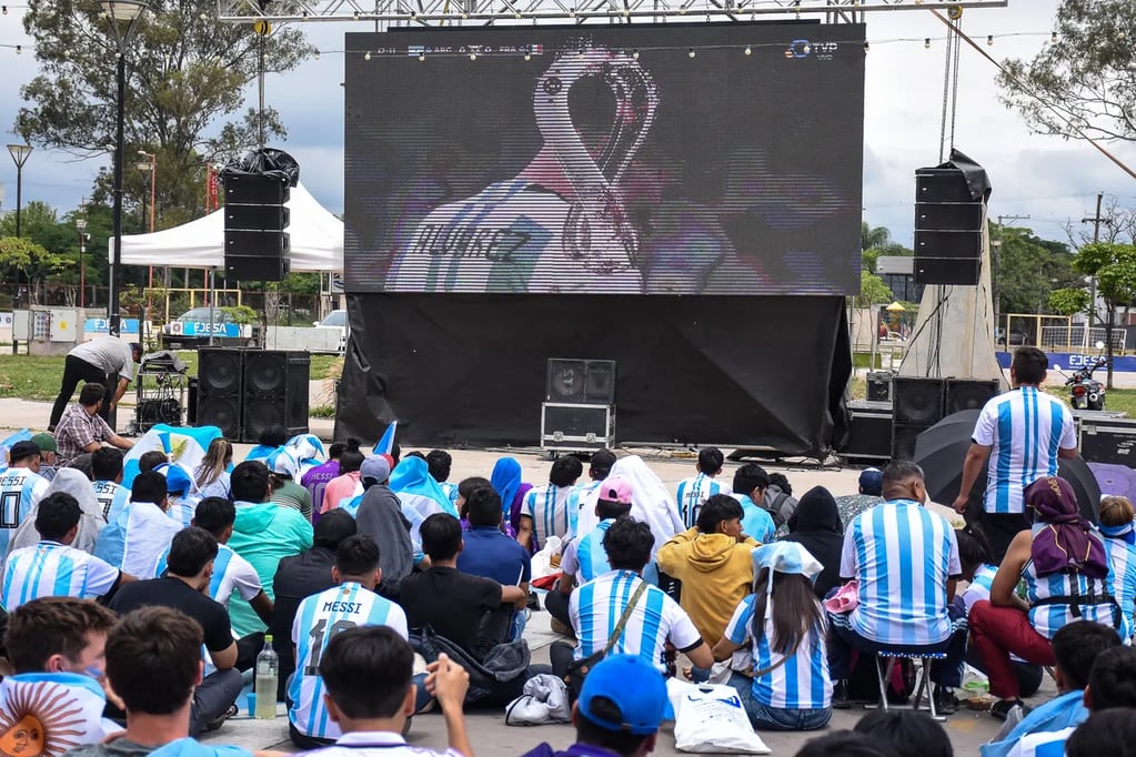 La pantalla gigante de la Ciudad Cultural, convertida en una cábala para muchos hinchas jujeño que allí vieron todos los partidos de la Selección.