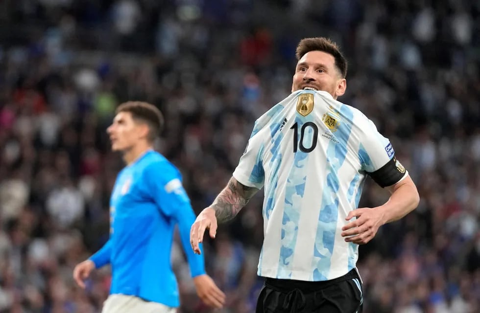 Lionel Messi lamenta una de las jugadas de gol que no pudo convertir ante Italia. (AP)