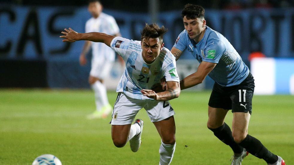 El cordobés Paulo Dybala reemplazó a Lionel Messi en el partido ante Uruguay. Jugó 45 minutos (AP).