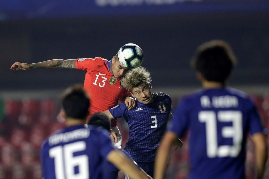 CYuta Nakayama (c) de Japón disputa el balón con Erick Pulgar de Chile durante el partido Japón-Chile del Grupo C de la Copa América de Fútbol 2019, en el Estadio Morumbi de São Paulo, Brasil (Foto: EFE/Fernando Bizerra)
