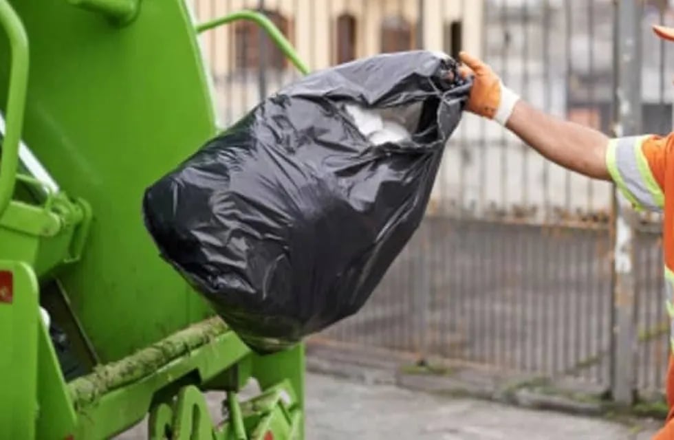 Un recolector de residuos encontró un bebé recién nacido en una bolsa de basura en Lanús