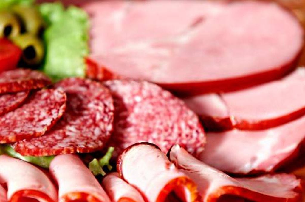 Qué carnes y embutidos hay que evitar porque son "potencialmente cancerígenos"