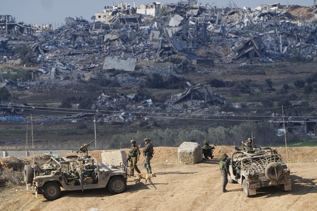 Soldados israelíes ocupan posiciones cerca de la Franja de Gaza.