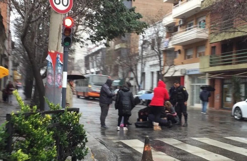 La joven se encuentra tendida en la calle luego del accidente (@ABCfilmaciones)