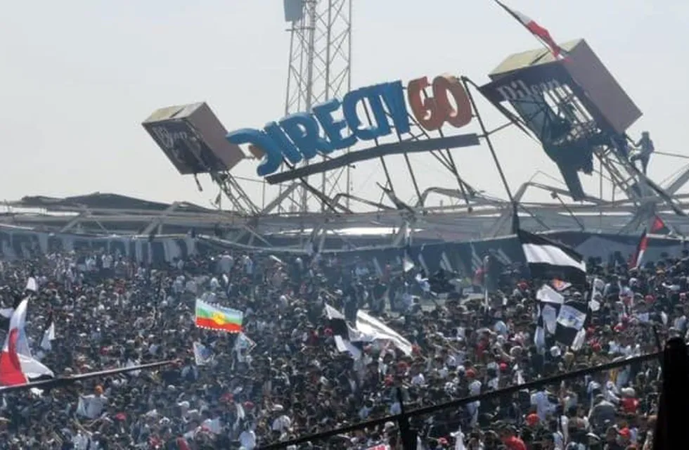 Impactante colapso en el estadio de Colo Colo en Chile.