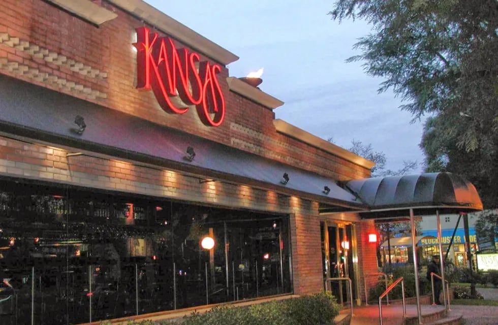 El restaurante de San Isidro de la cadena Kansas se vio envuelto en otra violenta pelea.