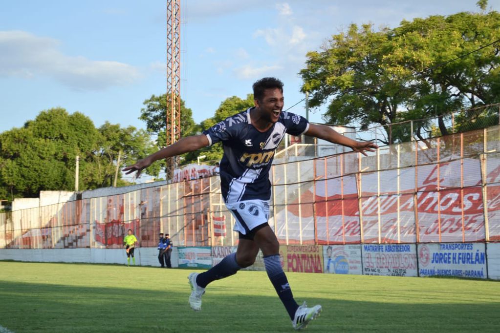 Ochoa festeja el gol ante Atlético Paraná. Después se fue lesionado.