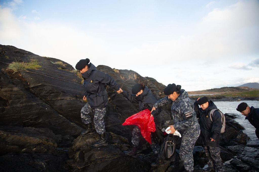 Miembros de la Base Naval Ushuaia, participaron del "Compromiso Onashaga" para la preservación del medio ambiente.