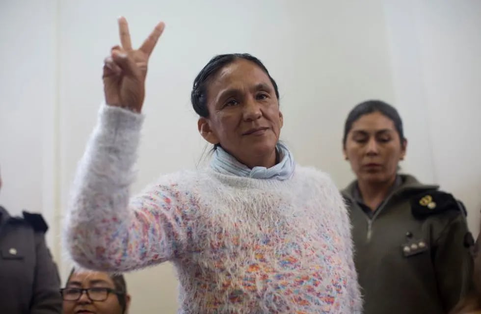 In this Dec. 28, 2016 photo, activist Milagro Sala flashes the victory sign before being given a guilty verdict at a courtroom in San Salvador de Jujuy, in the northern Argentine province of Jujuy. The Inter-American Commission on Human Rights recommended Friday, July 28, 2017, that the Argentine government release Sala from prison and let her serve out the rest of her term under house arrest or by electronic monitoring. (AP Photo/Gianni Bulacio, File) jujuy Milagro Sala visita del presidente de la comision interamericana de derechos humanos funcionario visita a la lider de tupac amaru presa detenida recibio visitas en la prision carcel