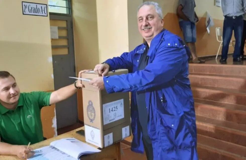 Hugo Passalacqua votando en Oberá. (Misiones Online)