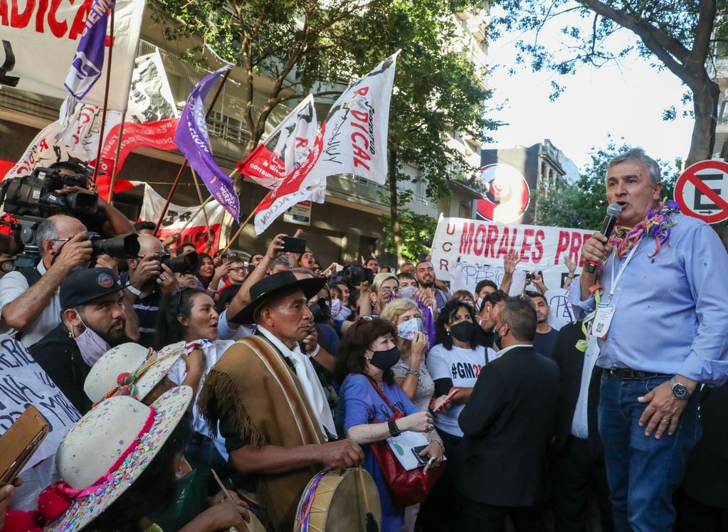 Una fuerte impronta jujeña tuvieron los festejos a las afueras de la sede de la calle Alsina, en Buenos Aires, una vez que el plenario de delegados consagró a Gerardo Morales como presidente del Comité Nacional de la UCR.