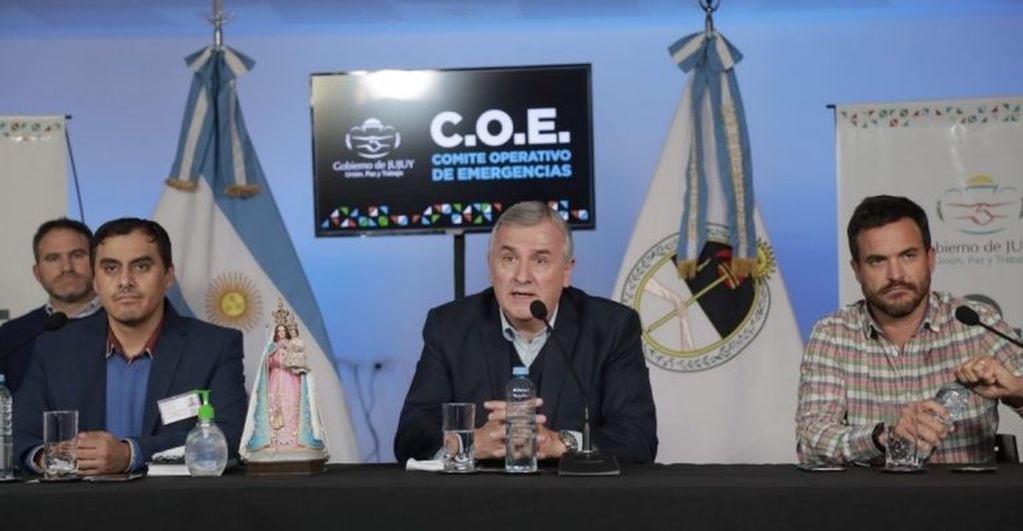 El ministro Federico Posadas (d) acompañó al gobernador Morales y al coordinador de COE, Omar Gutiérrez, en el informe diario sobre el tema coronavirus.