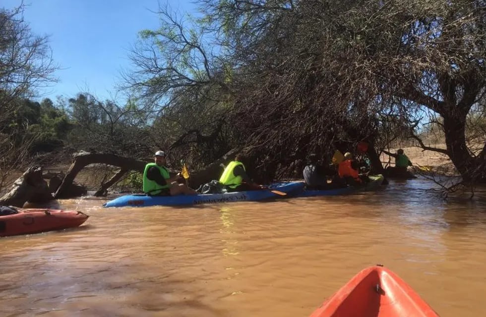 Doce kayakistas provenientes de Chaco, Santa Fe y Formosa partieron para recorrer 20 kilómetros por el río (http://comunicacion.chaco.gov.ar).
