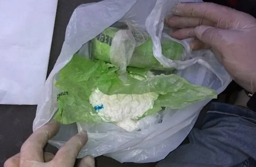 La pareja llevaba casi 600 dosis de cocaína y dinero en efectivo. Foto: Policía de San Luis