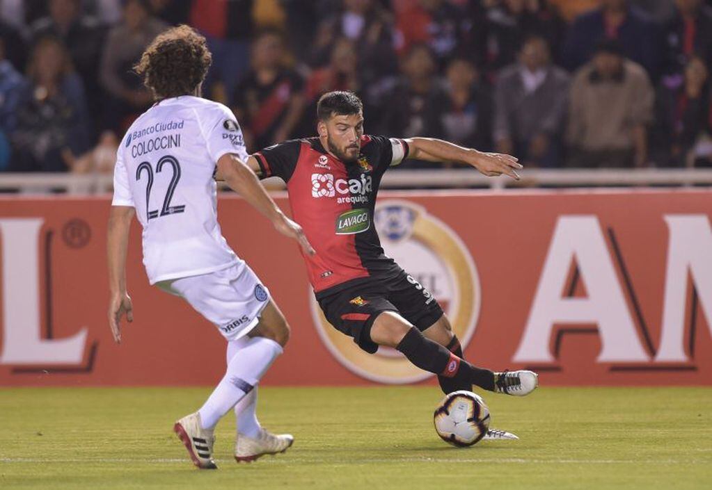 Bernardo Cuesta de Melgar disputa el balón con Fabriccio Coloccini de San Lorenzo este martes, en un partido del grupo F de la Copa Libertadores (EFE/ José Sotomayor)