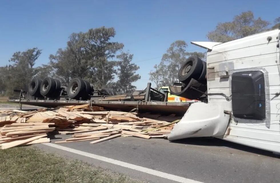 Accidente ruta 19 en El Fuertecito volcó un camion