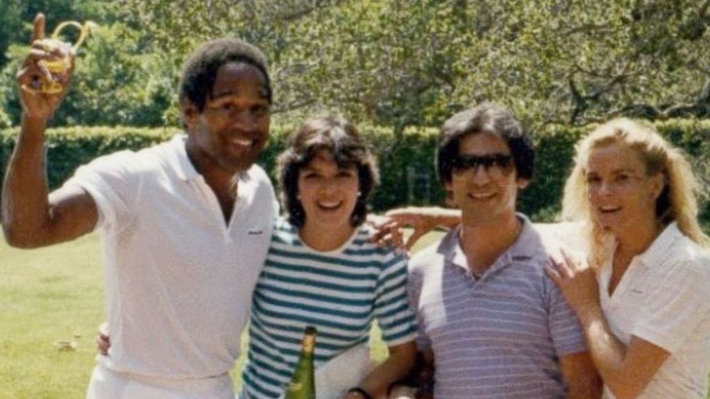 O.J Simpson (extrema izquierda) junto a Kris Jenner (izquierda) , Robert Kardashian (derecha) y Nicole Brown, su esposa (extrema derecha)