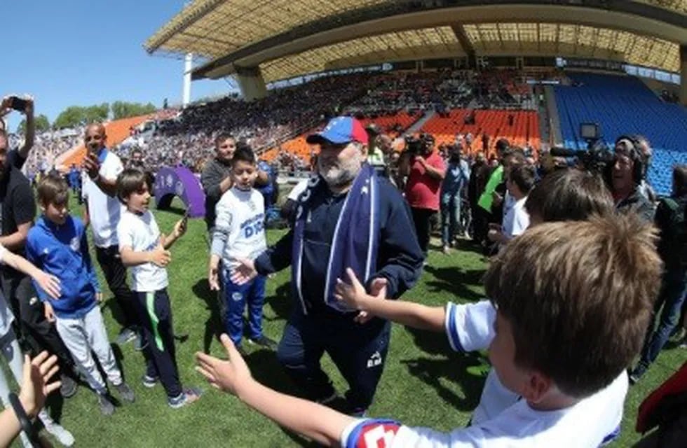 Diego Maradona fue recibido con todos los honores en el Malvinas Argentinas, cuando Gimnasia de La Plata enfrentó a Godoy Cruz.